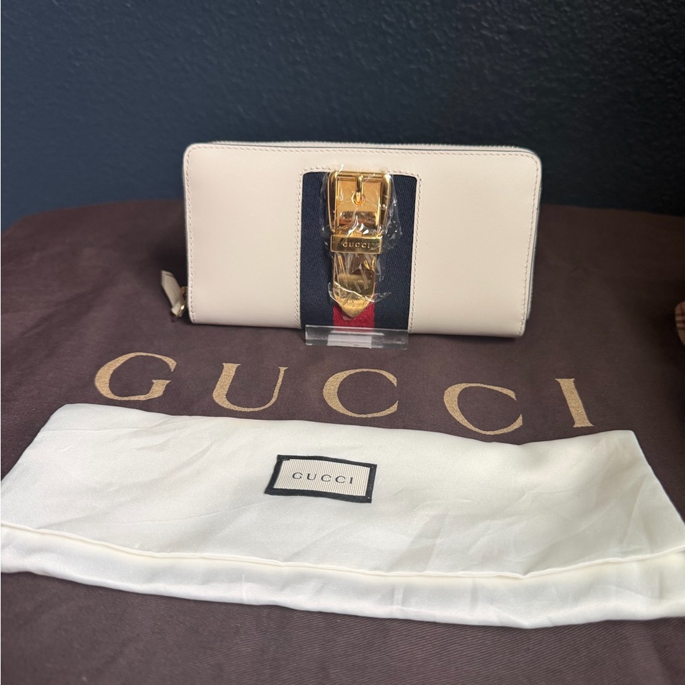 Gucci Sylvie White Leather Zip Wallet with Blue and Red Stripe and Gold Hardware - Picture 10 of 11